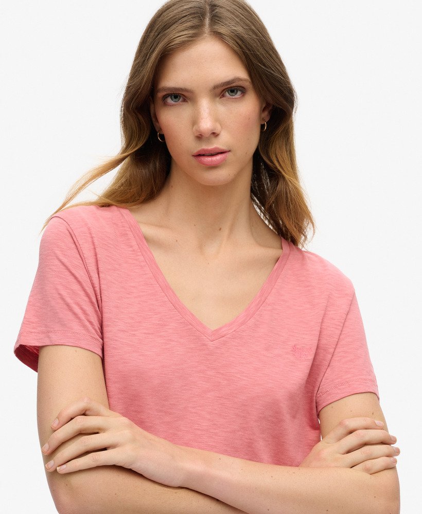 camiseta com decote em v bordada em tecido texturizado na cor rosa antigo.