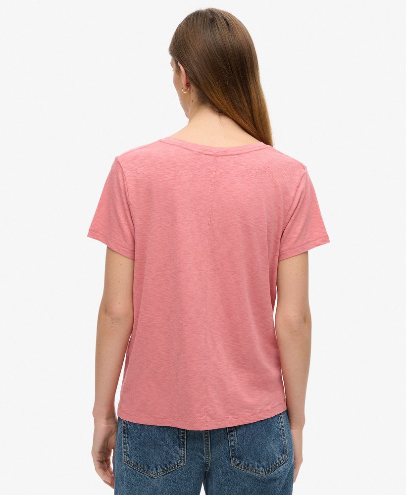 camiseta com decote em v bordada em tecido texturizado na cor rosa antigo.