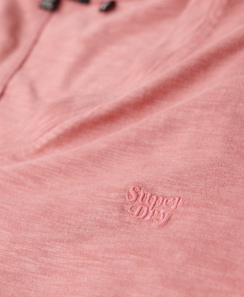 camiseta com decote em v bordada em tecido texturizado na cor rosa antigo.