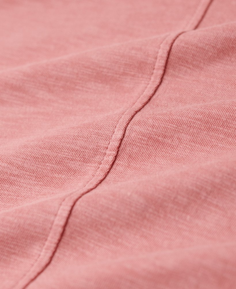 camiseta com decote em v bordada em tecido texturizado na cor rosa antigo.
