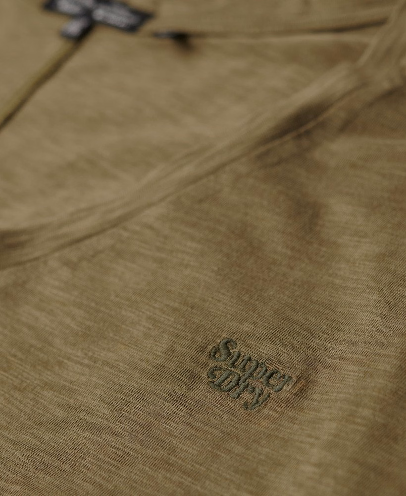 Camiseta com decote em V bordada em tecido texturizado