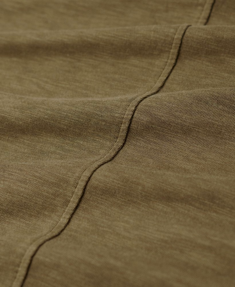 Camiseta com decote em V bordada em tecido texturizado