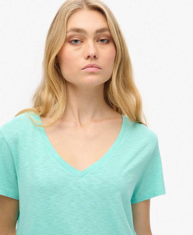 camiseta com decote em v bordada em tecido texturizado na cor verde menta fluorescente.