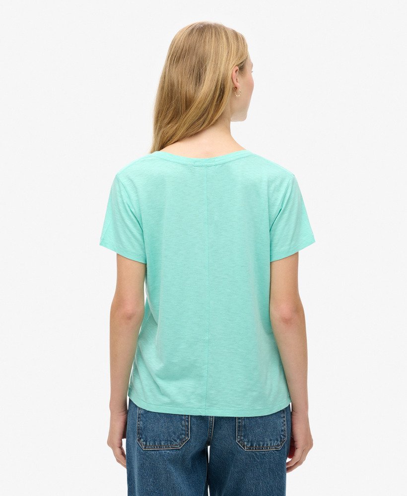 camiseta com decote em v bordada em tecido texturizado na cor verde menta fluorescente.