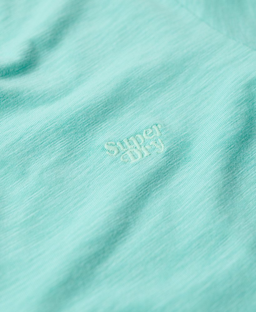 camiseta com decote em v bordada em tecido texturizado na cor verde menta fluorescente.