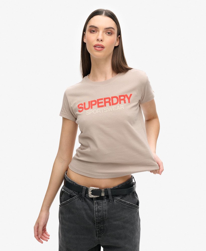 camiseta esportiva ajustada com logo em tom bege escuro texturizado.