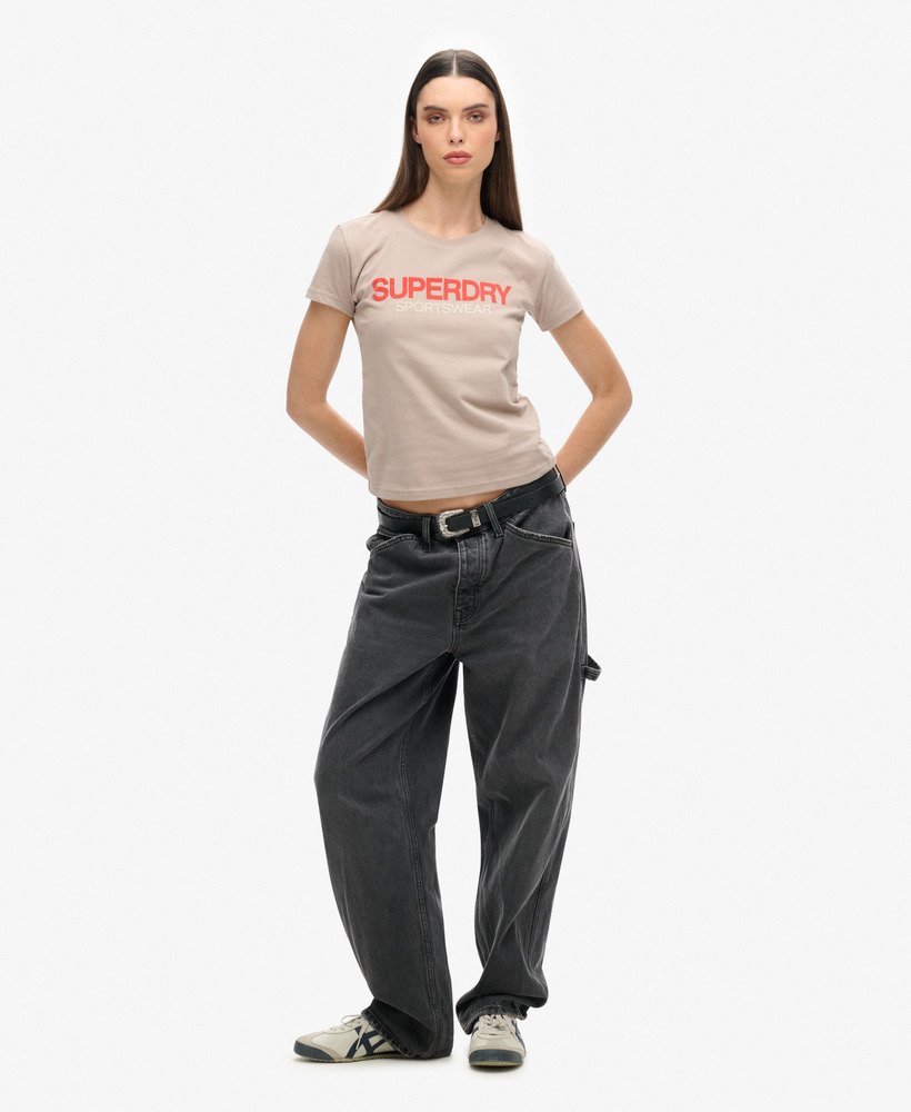 camiseta esportiva ajustada com logo em tom bege escuro texturizado.