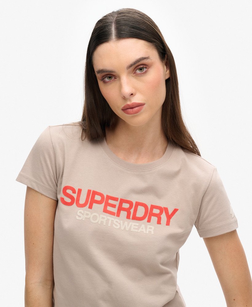 camiseta esportiva ajustada com logo em tom bege escuro texturizado.