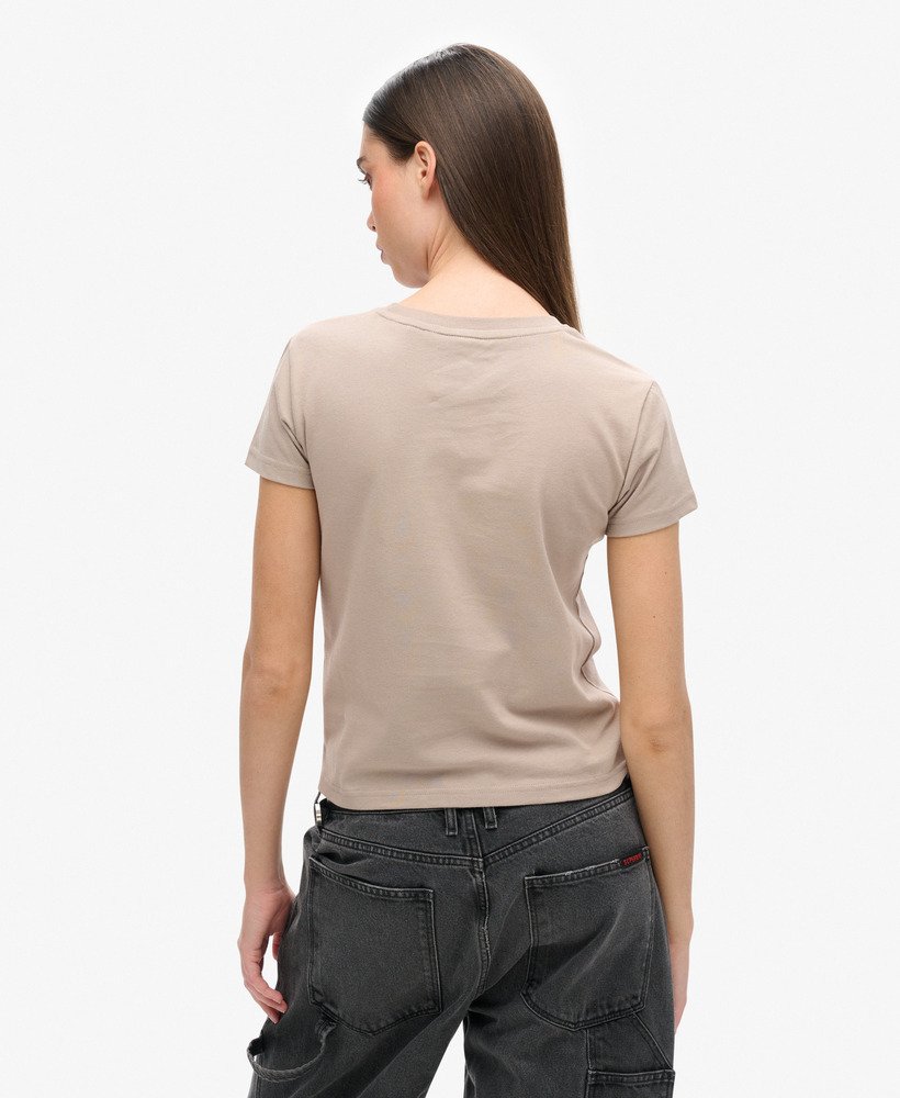 camiseta esportiva ajustada com logo em tom bege escuro texturizado.