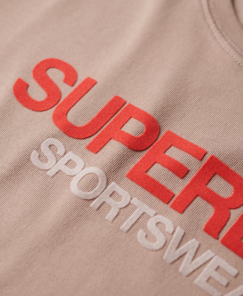 camiseta esportiva ajustada com logo em tom bege escuro texturizado.