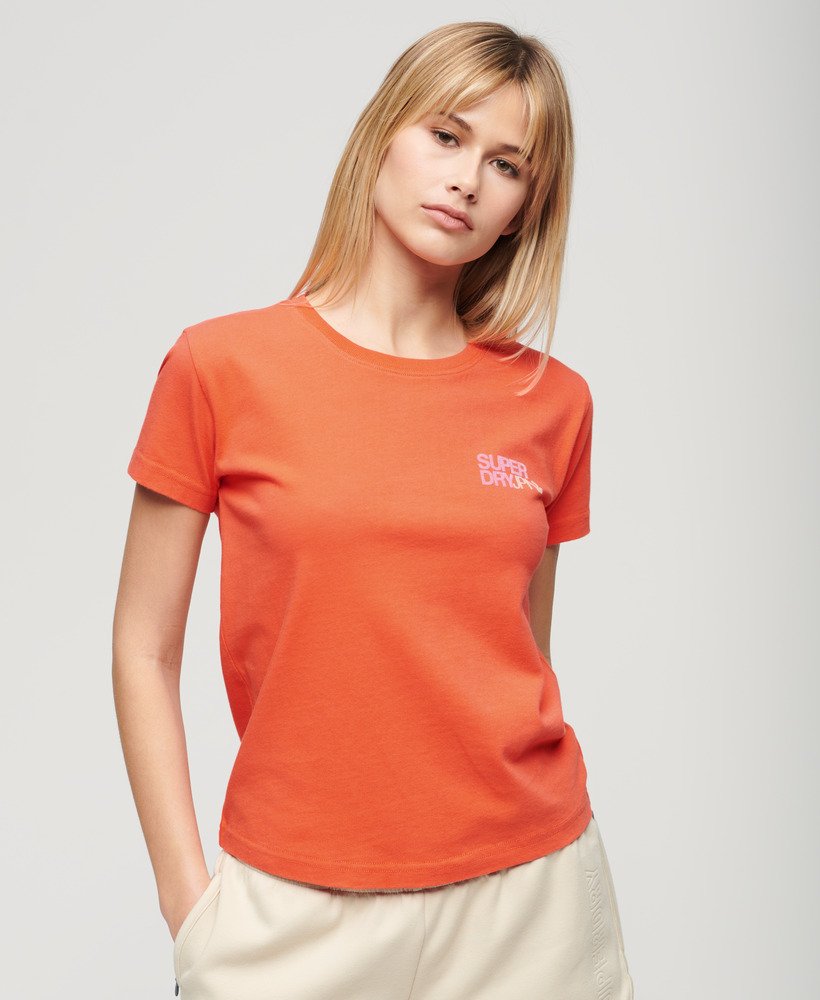 camiseta esportiva com logo na cor coral vibrante.