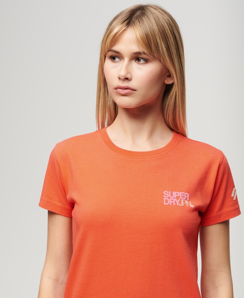 camiseta esportiva com logo na cor coral vibrante.