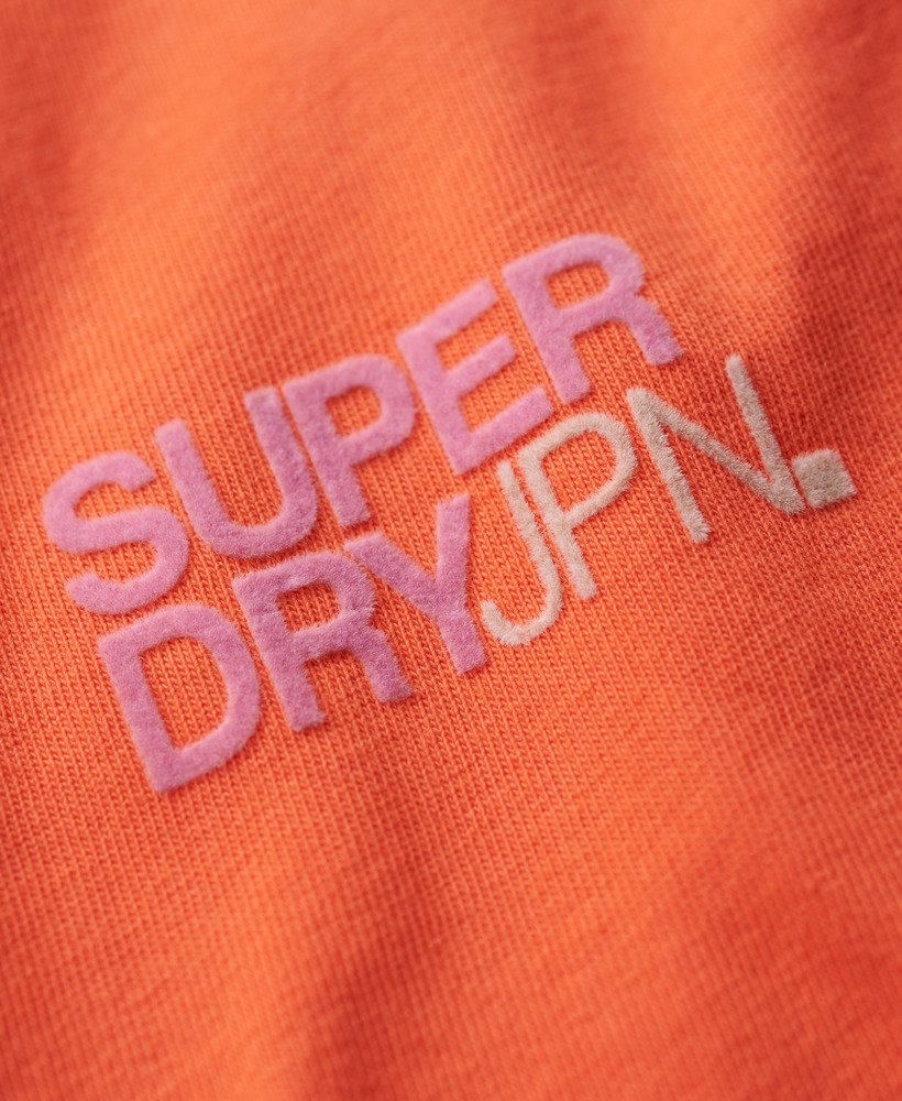 camiseta esportiva com logo na cor coral vibrante.