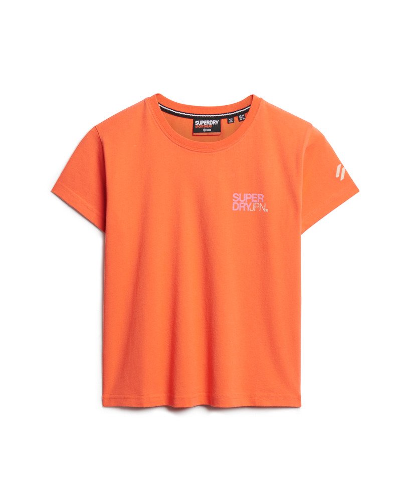 camiseta esportiva com logo na cor coral vibrante.