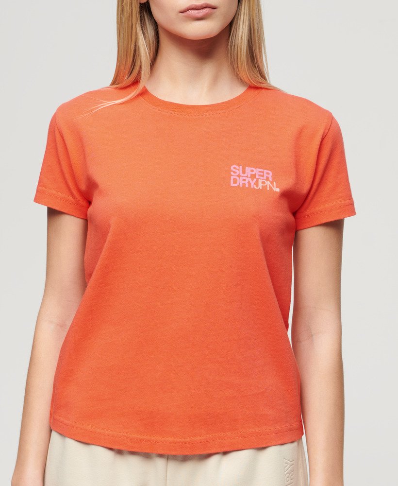 camiseta esportiva com logo na cor coral vibrante.