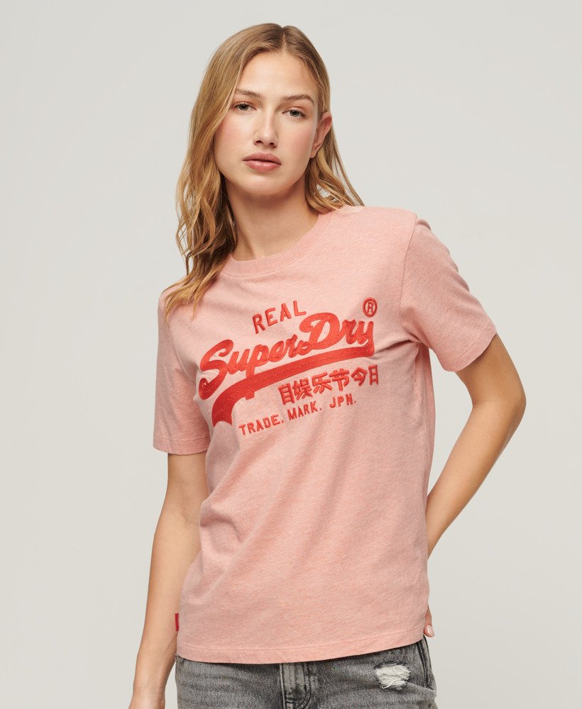 camiseta com logo vintage bordado na cor abbey peach heather.