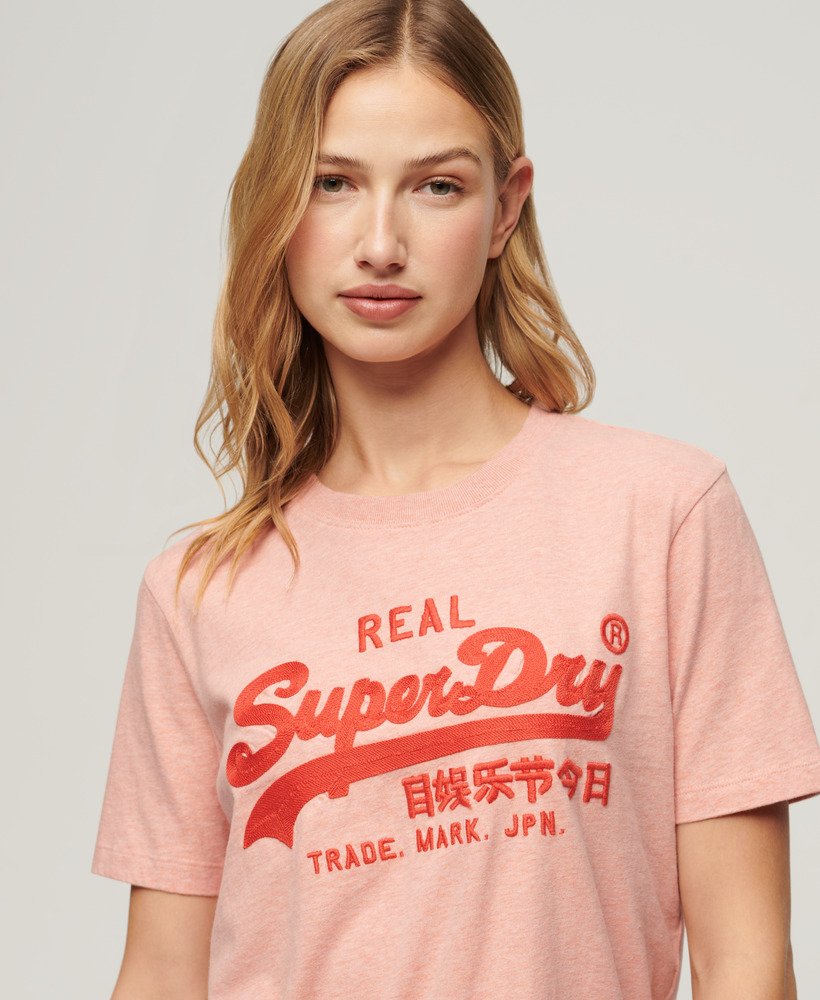 camiseta com logo vintage bordado na cor abbey peach heather.