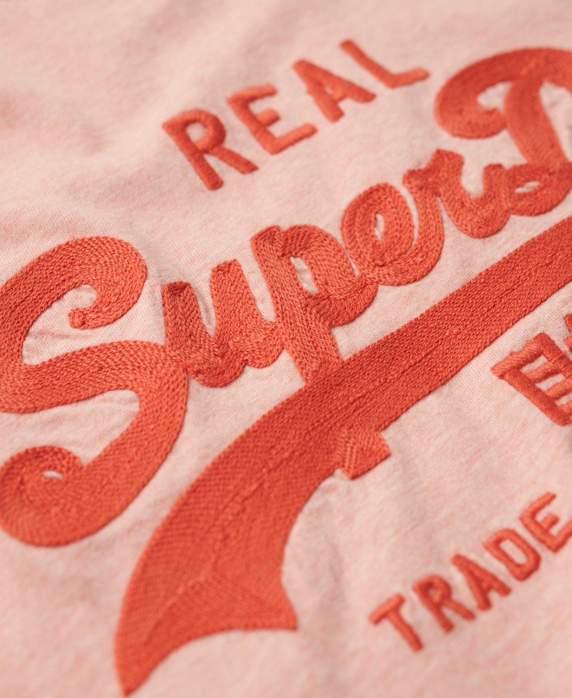 camiseta com logo vintage bordado na cor abbey peach heather.