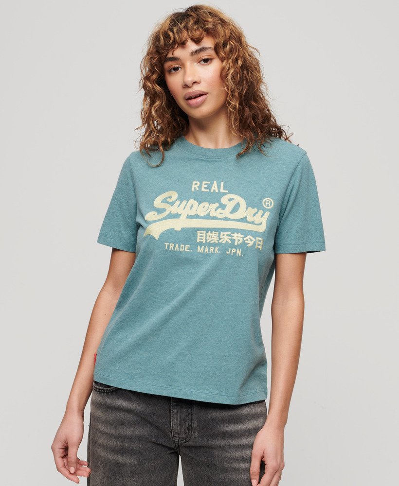 camiseta vintage com logo bordado na cor azul mesclado.