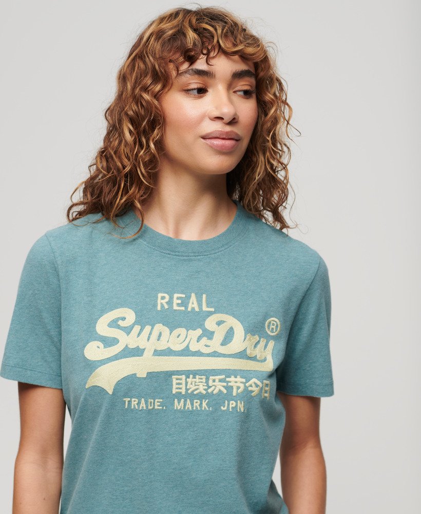 camiseta vintage com logo bordado na cor azul mesclado.