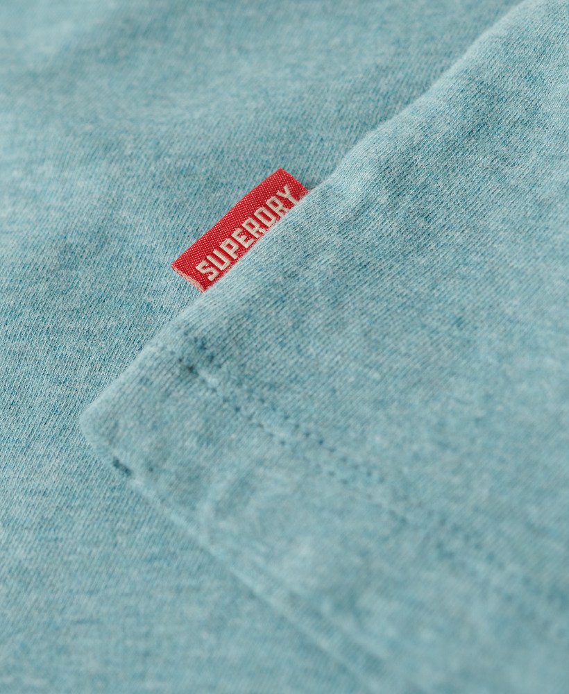 camiseta vintage com logo bordado na cor azul mesclado.