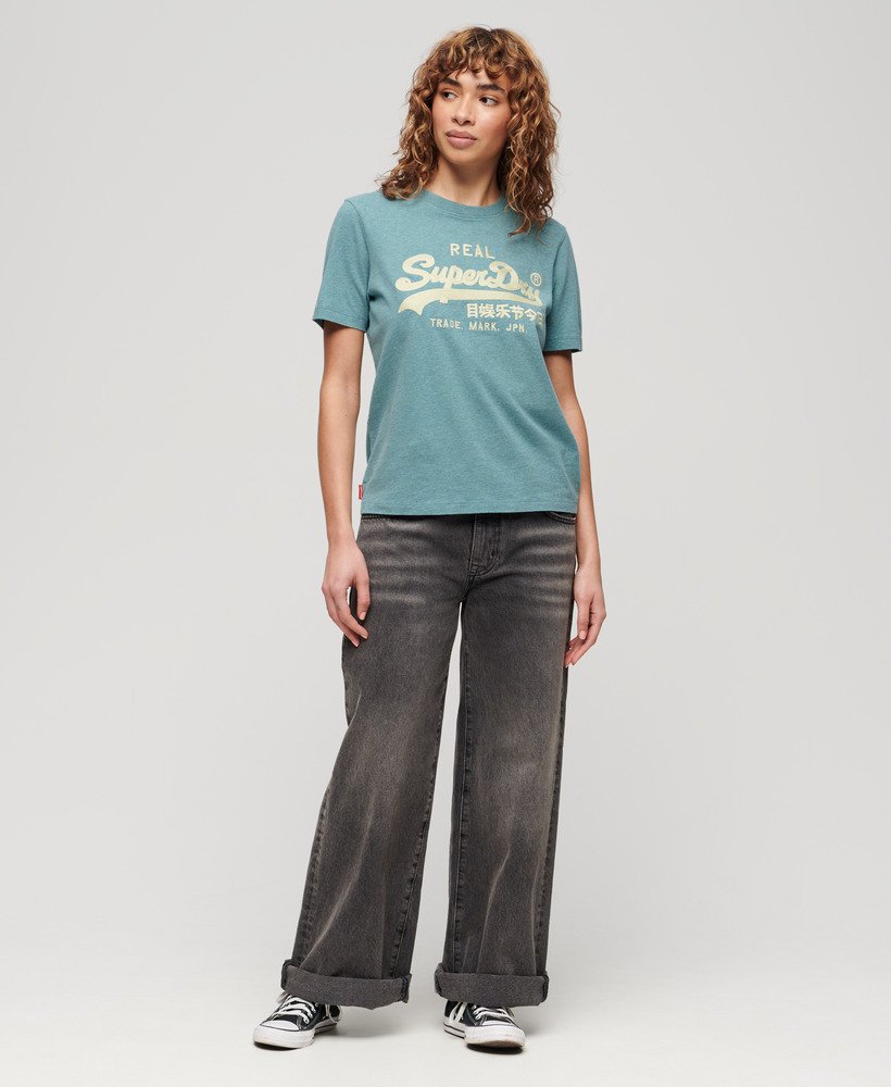 camiseta vintage com logo bordado na cor azul mesclado.