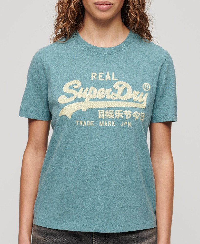 camiseta vintage com logo bordado na cor azul mesclado.