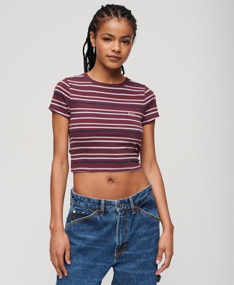 camiseta cropped listrada vintage na cor vinho.