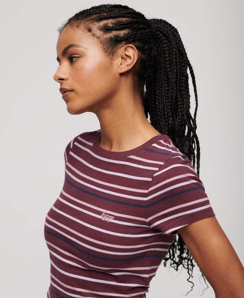 camiseta cropped listrada vintage na cor vinho.