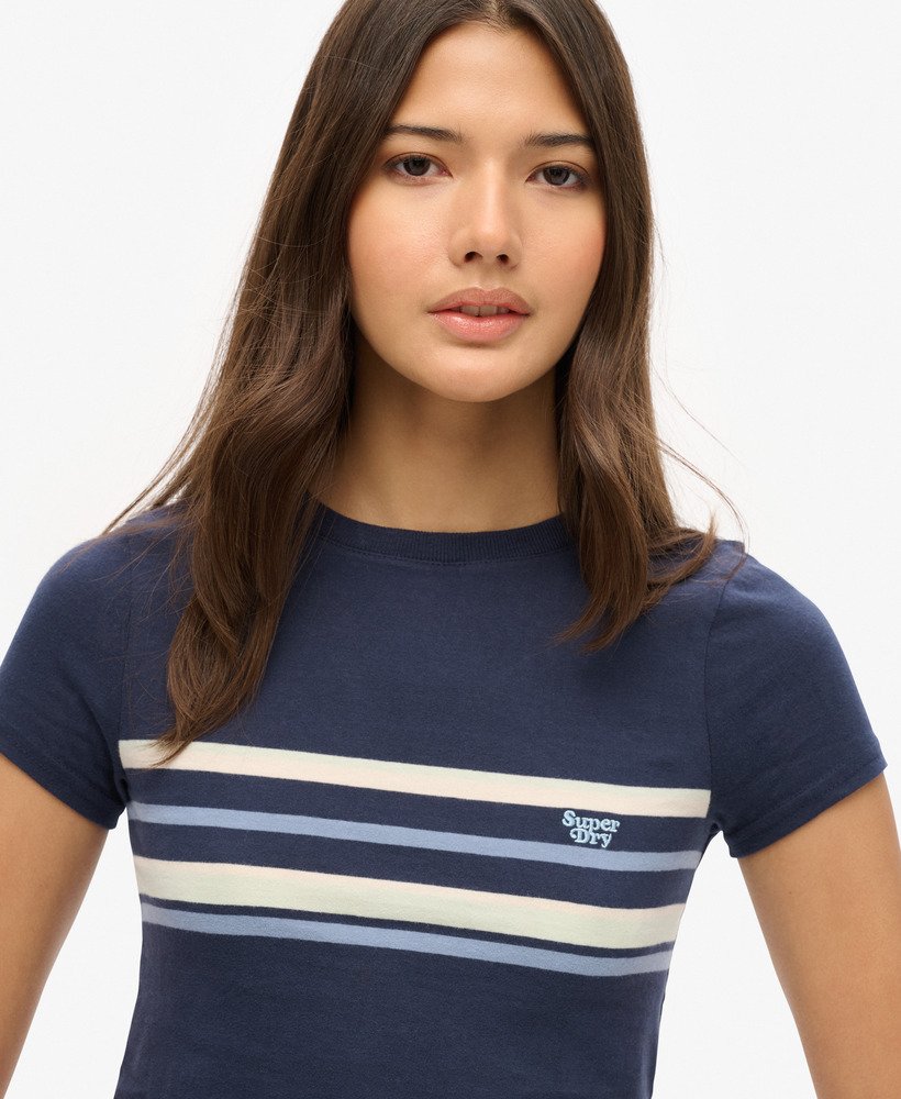 camiseta cropped listrada vintage em estilo preppy azul marinho.