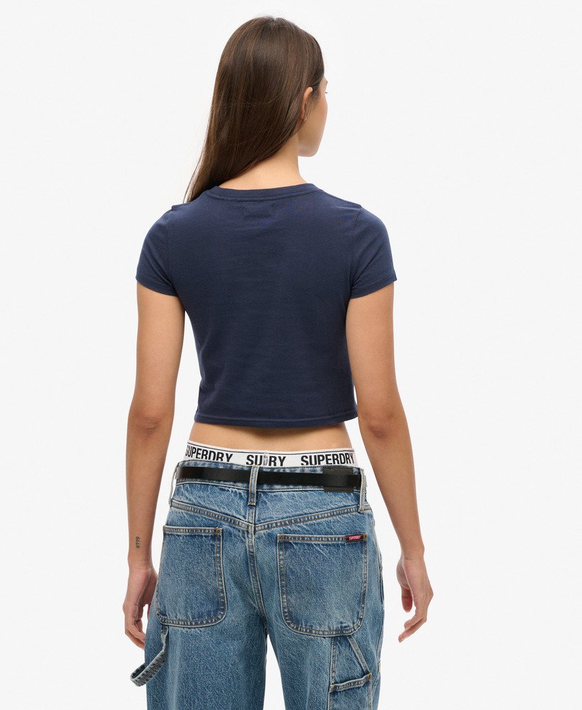 camiseta cropped listrada vintage em estilo preppy azul marinho.