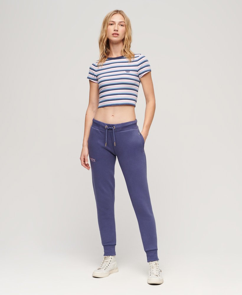 camiseta cropped vintage listrada em tom hiper lavanda.