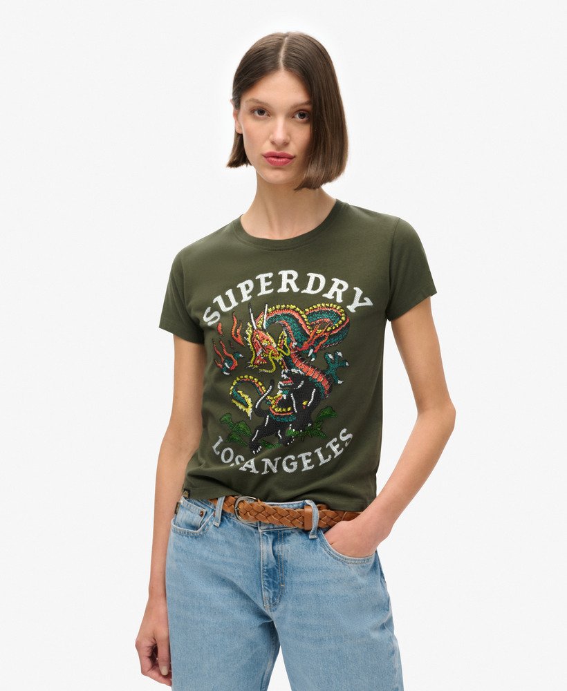 camiseta ajustada com strass e estampa de tatuagem na cor cáqui militar.