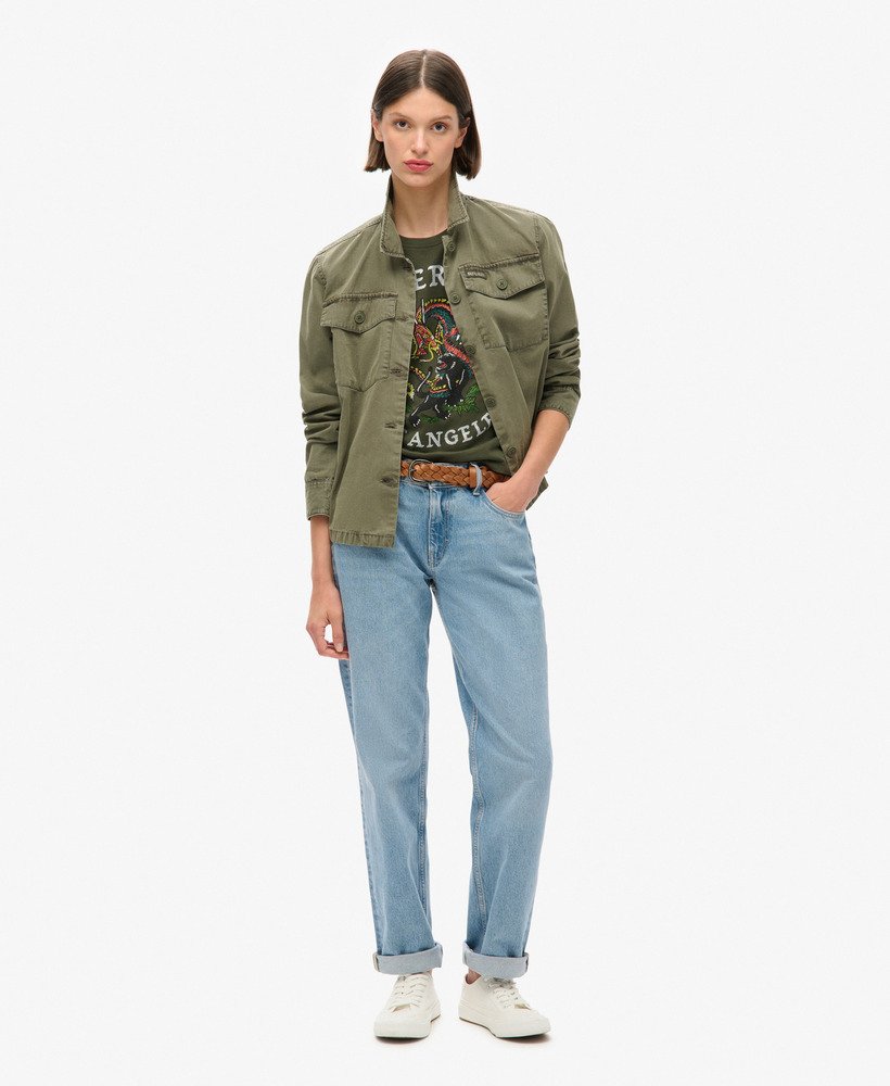 camiseta ajustada com strass e estampa de tatuagem na cor cáqui militar.