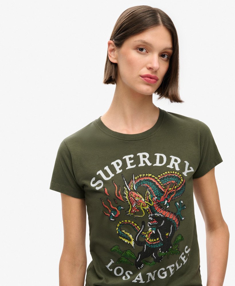camiseta ajustada com strass e estampa de tatuagem na cor cáqui militar.