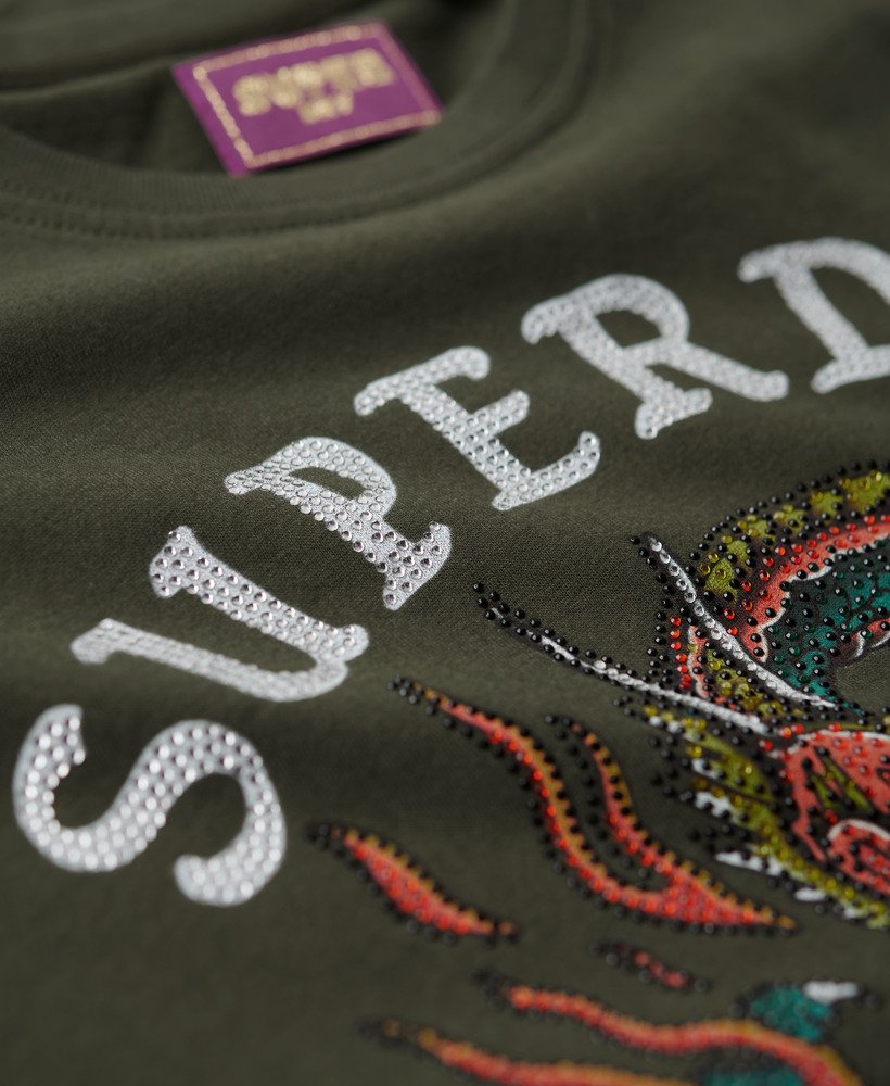 camiseta ajustada com strass e estampa de tatuagem na cor cáqui militar.