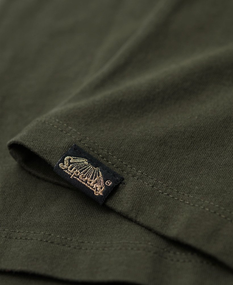 camiseta ajustada com strass e estampa de tatuagem na cor cáqui militar.