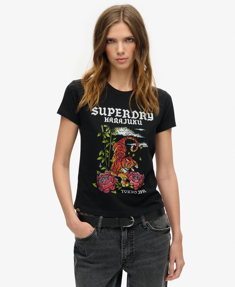 camiseta preta com estampa de tatuagem e strass.