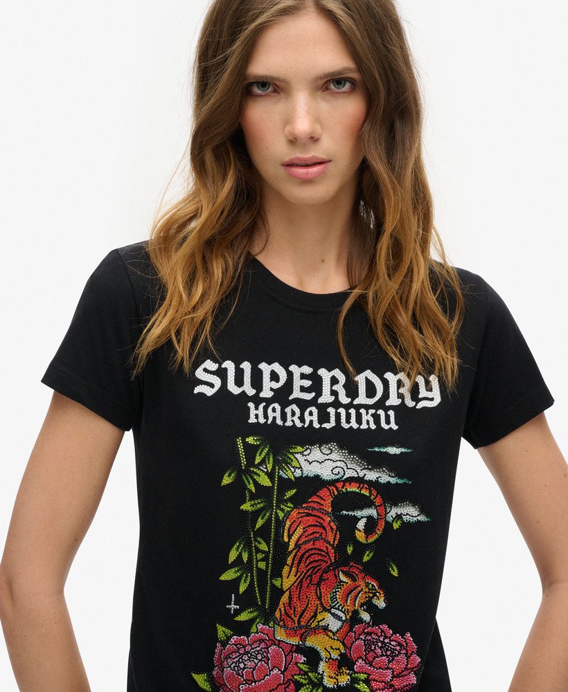 camiseta preta com estampa de tatuagem e strass.