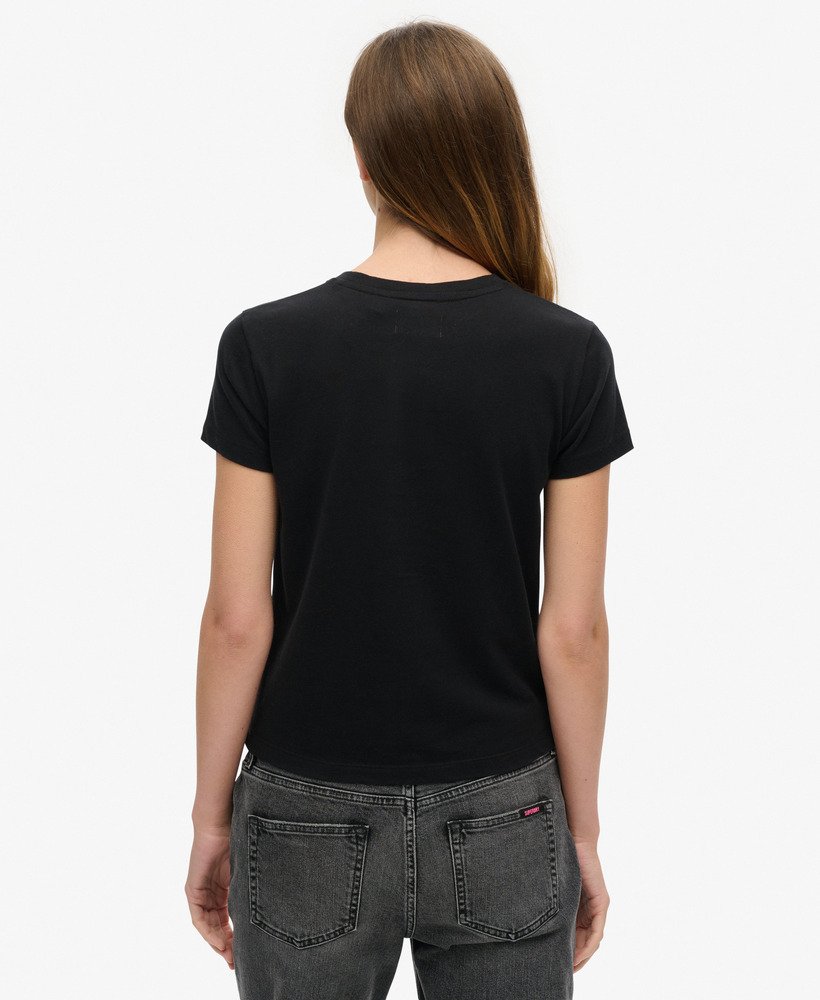 camiseta preta com estampa de tatuagem e strass.