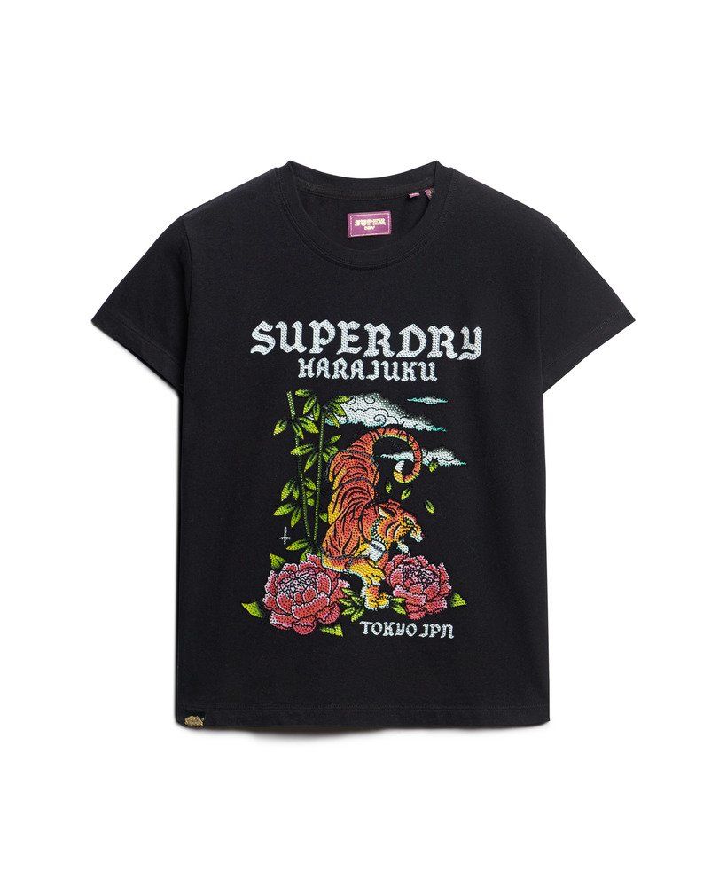 camiseta preta com estampa de tatuagem e strass.