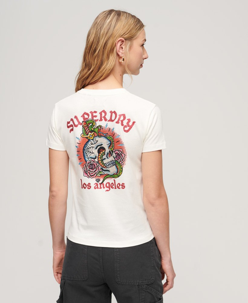 camiseta ajustada com strass e estampa de tatuagem na cor branco inverno