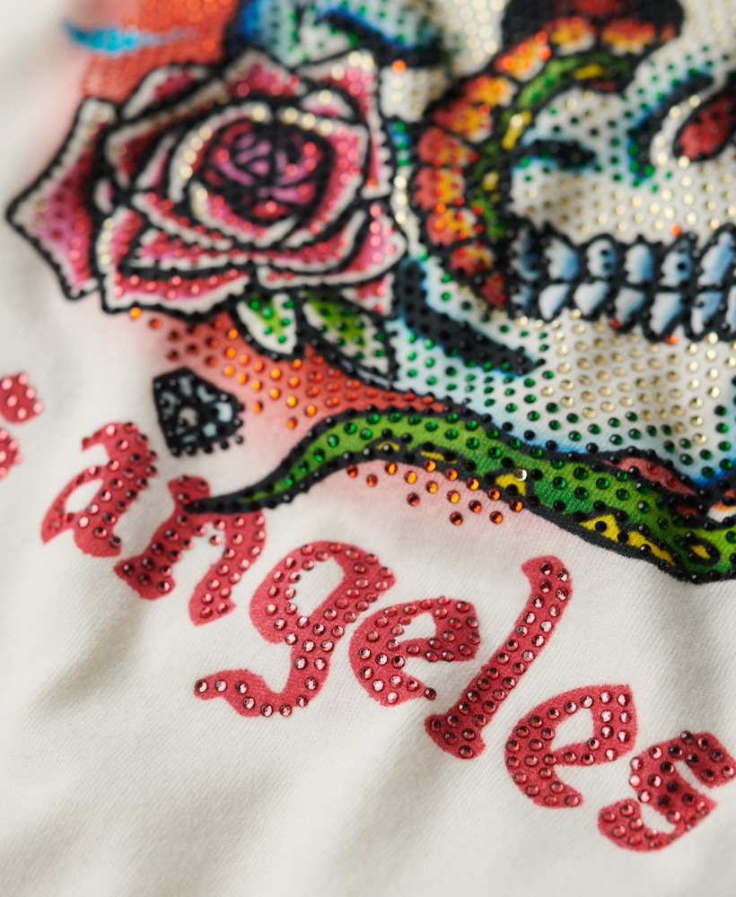 camiseta ajustada com strass e estampa de tatuagem na cor branco inverno