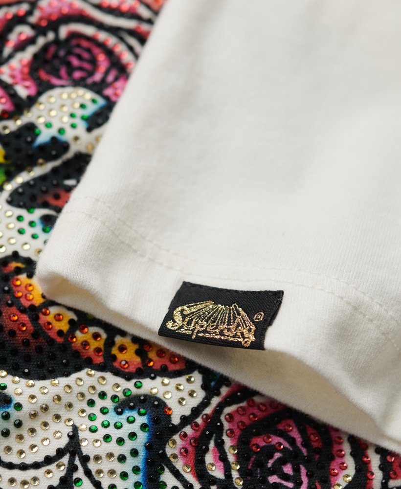 camiseta ajustada com strass e estampa de tatuagem na cor branco inverno