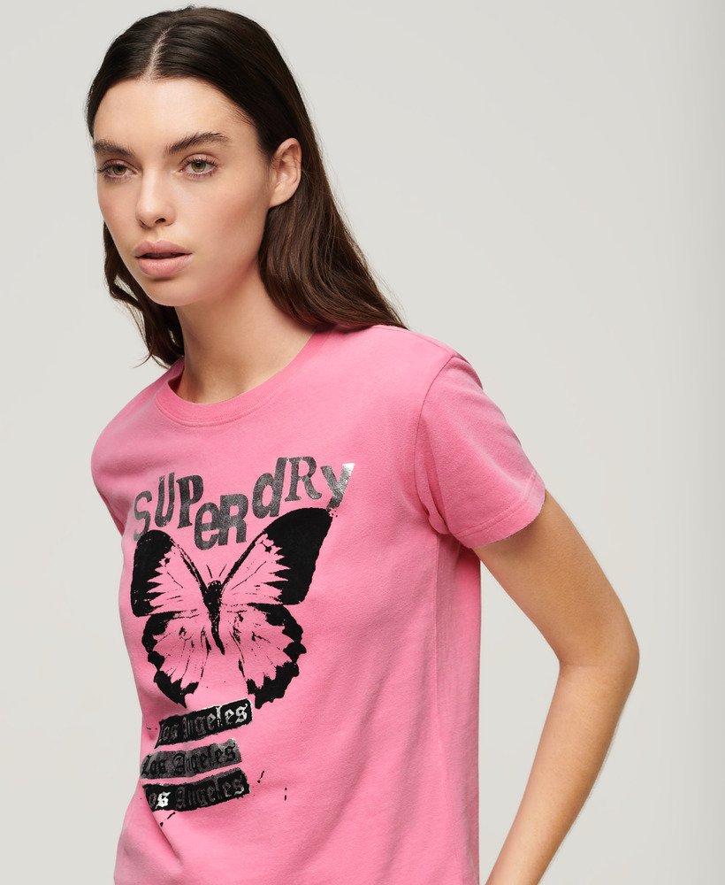 camiseta com estampa lo-fi rock na cor rosa aurora