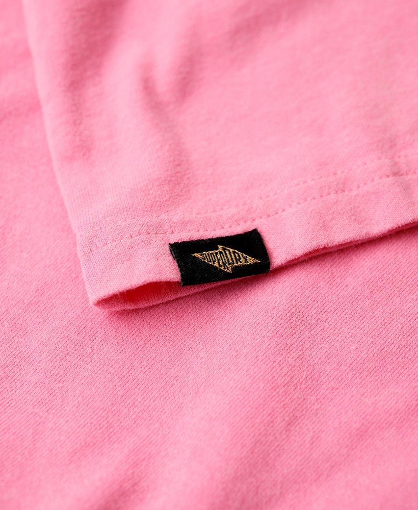 camiseta com estampa lo-fi rock na cor rosa aurora