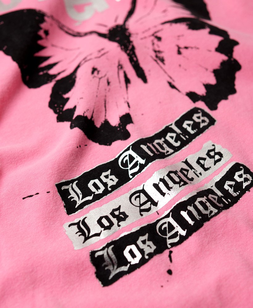 camiseta com estampa lo-fi rock na cor rosa aurora