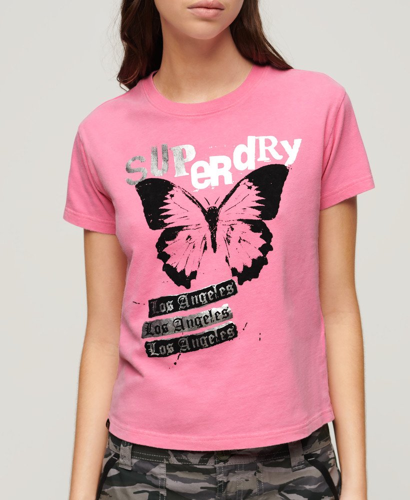 camiseta com estampa lo-fi rock na cor rosa aurora