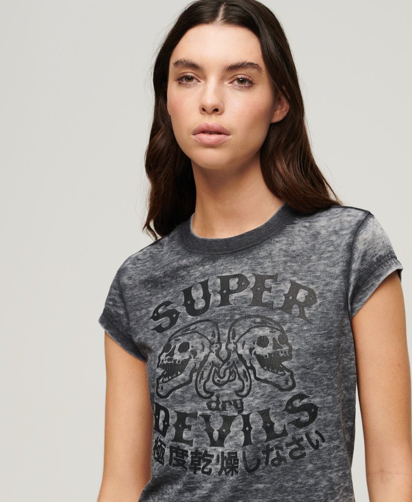camiseta retrô de manga curta estilo rocker na cor preto jato
