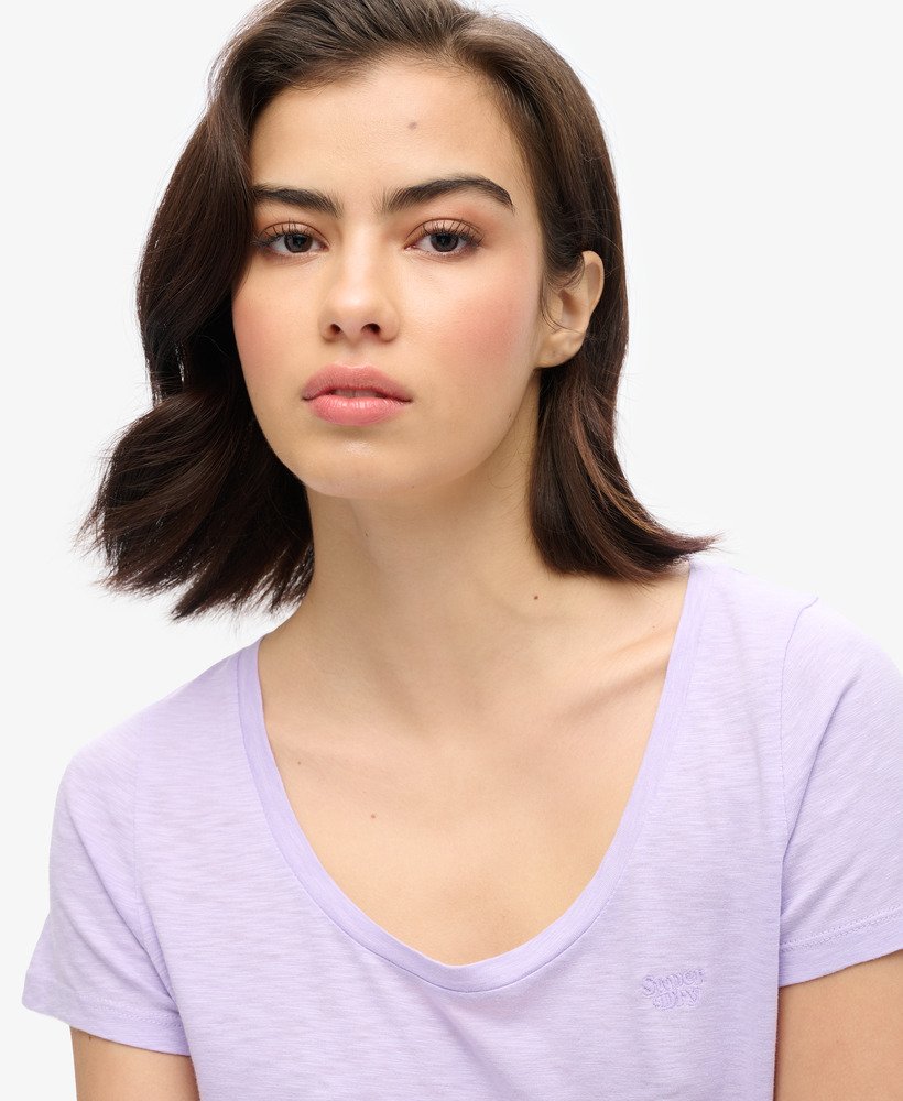 camiseta studios com decote redondo na cor lilás claro.